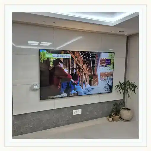 벽걸이TV 거실 설치 위치 참고 이미지