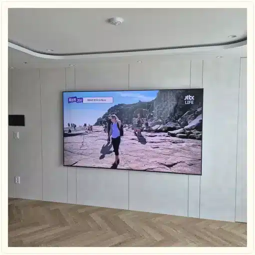 벽걸이TV 거실 설치 위치 참고 이미지