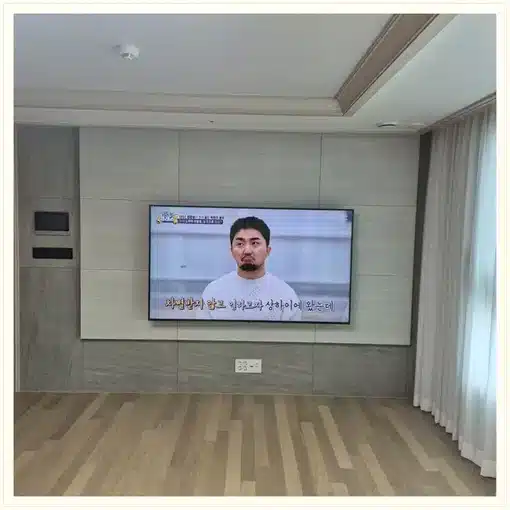 벽걸이TV 거실 설치 위치 참고 이미지