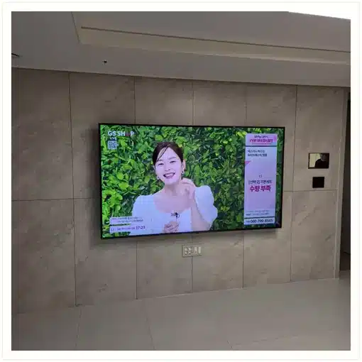 벽걸이TV 거실 설치 위치 참고 이미지